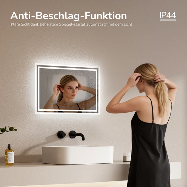 Moderner LED-Badezimmerspiegel mit Anti-Beschlag-Funktion über einem weißen Waschbecken und schwarzer Armatur. IP44 spritzwassergeschützt.