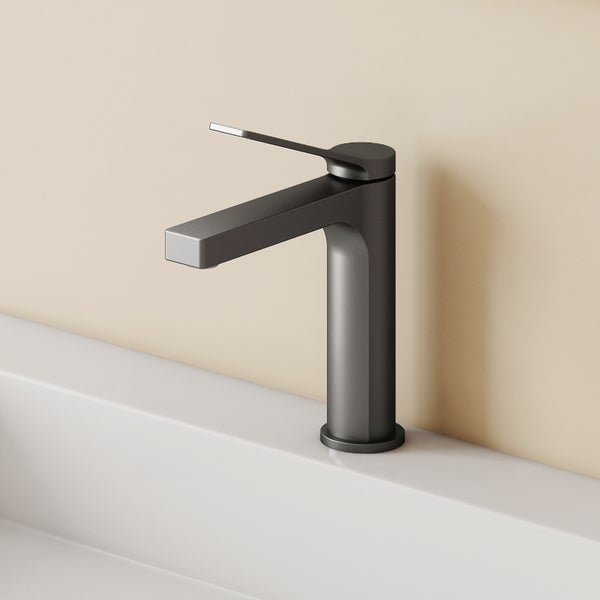 Dunkelgraue Waschtischarmatur auf einem weißen Waschbecken