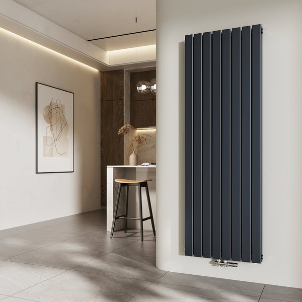 Vertikaler Heizkörper im modernen Wohnraum