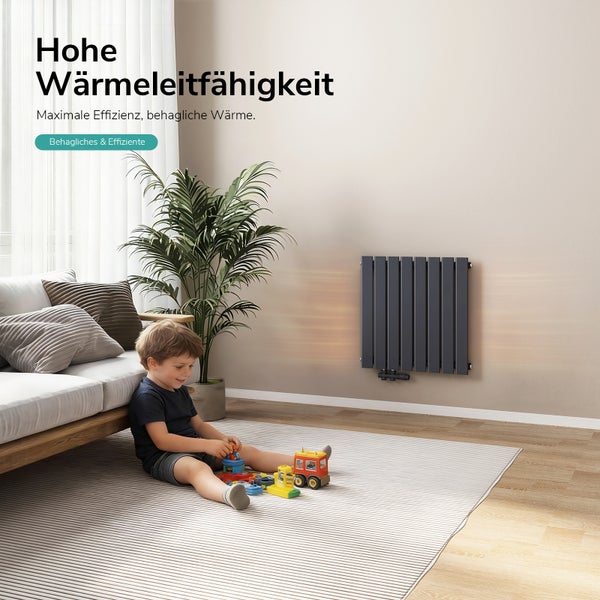 Wohnzimmer mit Heizkörper, Sofa, Zimmerpflanze und spielendem Kind