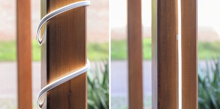 Detailansicht eines Holzpfostens mit flexibler LED-Leuchte
