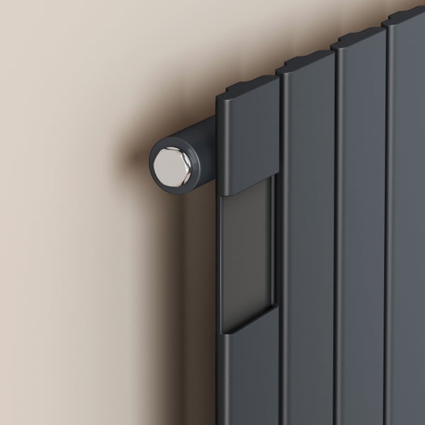 Detailansicht eines grauen Heizkörpers an einer Wand