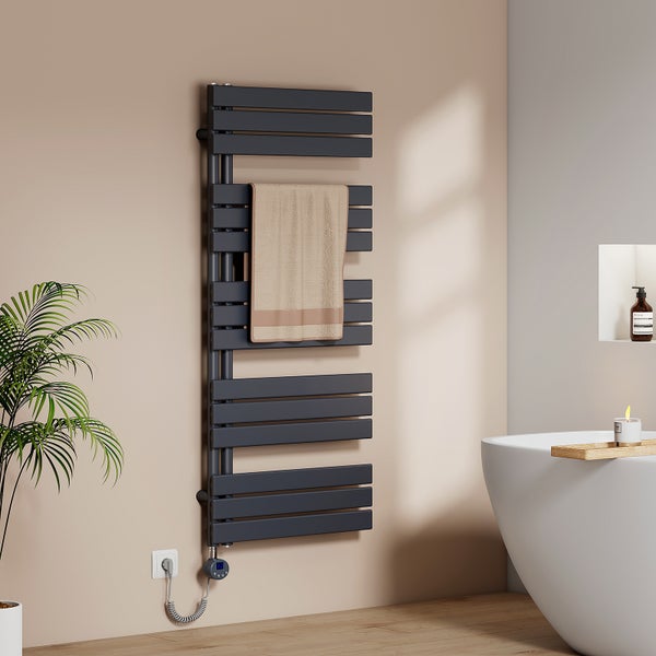 Elektrischer Handtuchwärmer im Badezimmer mit Handtuch