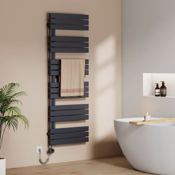 Badezimmer mit Handtuchheizkörper, Badewanne und Zimmerpflanze