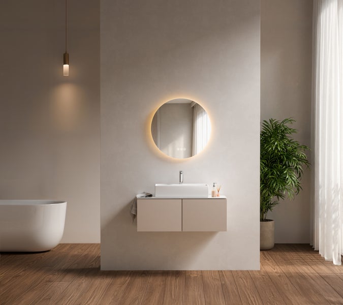 Minimalistisches Badezimmer mit hängendem Waschtischunterschrank, Waschbecken, rundem beleuchtetem Spiegel und freistehender Badewanne.