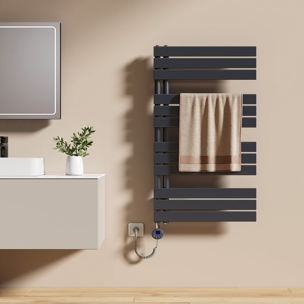 Modernes Badezimmer mit Handtuchheizkörper, Waschtisch und Spiegel