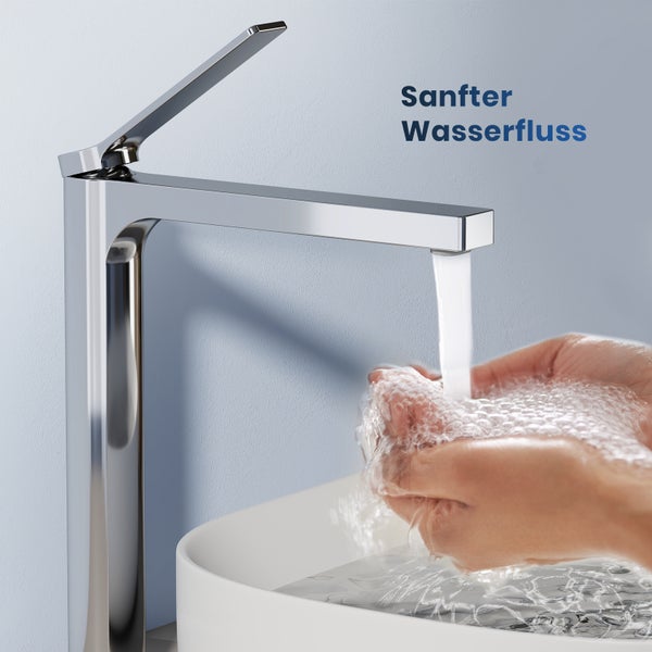Glänzender Wasserhahn mit laufendem Wasser und Hände unter dem Wasserstrahl