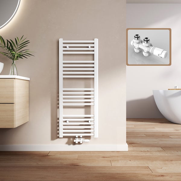 Weißer Badheizkörper im Badezimmer mit Thermostatventil