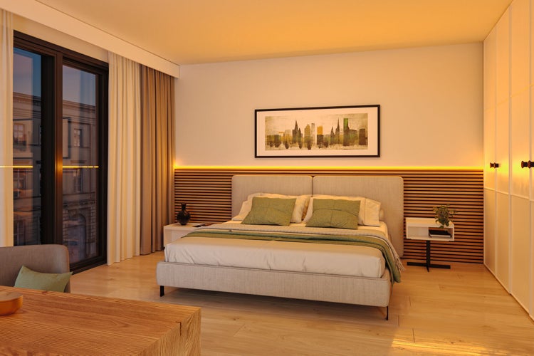 Schlafzimmer mit Bett, Nachttisch und Fenster