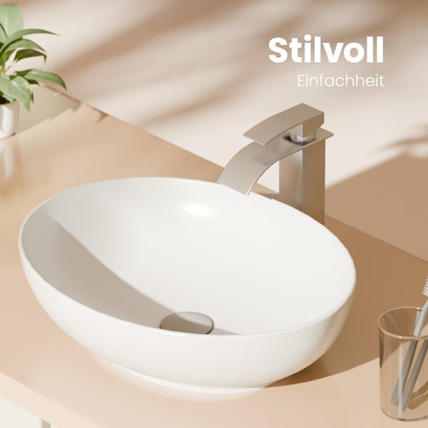 Weiße ovale Aufsatzwaschschale mit moderner Einhebel-Waschtischarmatur in einem minimalistischen Badezimmer.