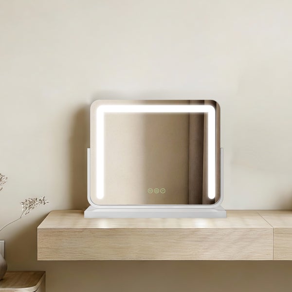 Quadratischer Kosmetikspiegel mit LED-Beleuchtung auf einem Tisch