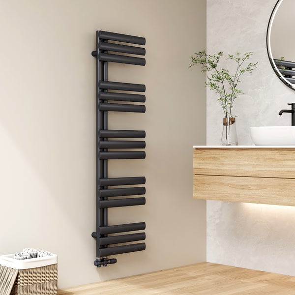 Schwarzer Handtuchwärmer im Badezimmer neben einem Waschtisch