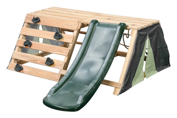 Spielturm aus Holz mit Rutsche und Kletterwand