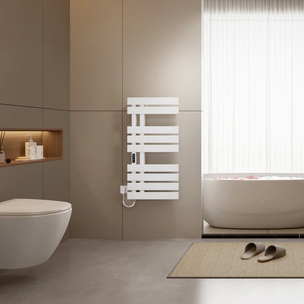 Modernes Badezimmer mit weißem elektrischem Handtuchheizkörper an der Wand, freistehender Badewanne und wandhängendem WC.