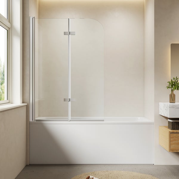 Badewanne mit Badewannenaufsatz aus Glas im hellen Badezimmer