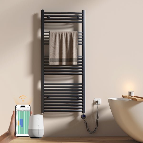 Elektrischer Handtuchheizkörper mit Digitalthermostat, Steuerung per Smartphone-App und Smart-Speaker, im Badezimmer mit Handtuch und Badewanne.