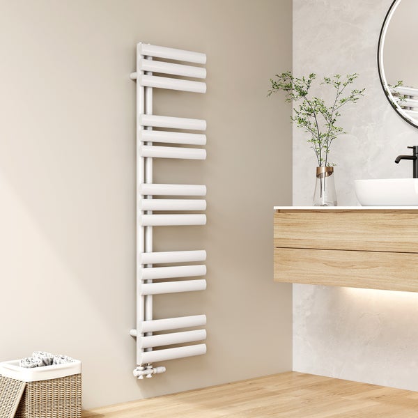 Badezimmer Szene mit Handtuchwärmer, Waschtisch und Dekoration