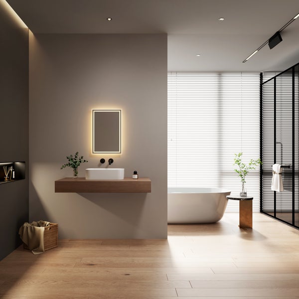 Modernes Badezimmer mit freistehender Badewanne, Aufsatzwaschbecken auf Holzkonsole, beleuchtetem Spiegel und bodentiefen Fenstern mit Jalousien.
