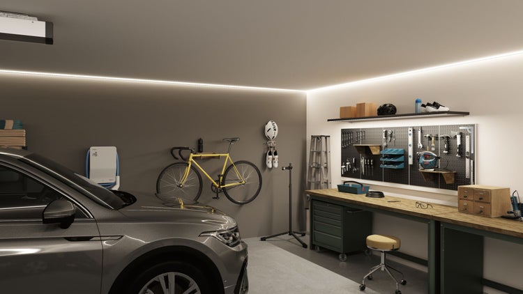 Garage mit Werkbank, Werkzeugwand, Fahrrad und Auto