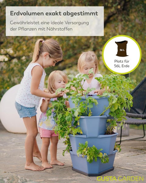 Drei Kinder gärtnern an einem blauen, mehrstöckigen Kartoffelturm im Freien, Information zu 56 Liter Erdvolumen sowie Gusta Garden Logo.