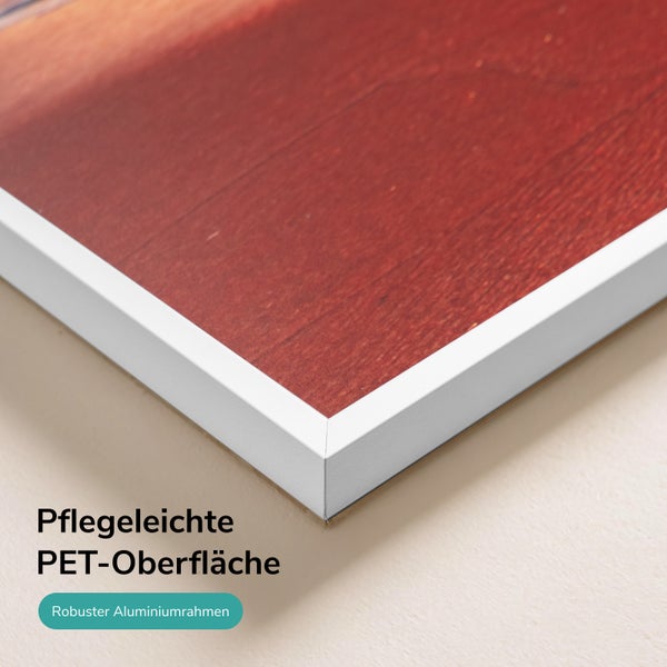 Nahaufnahme eines Wandbildes mit pflegeleichter PET Oberfläche in einem robusten Aluminiumrahmen.