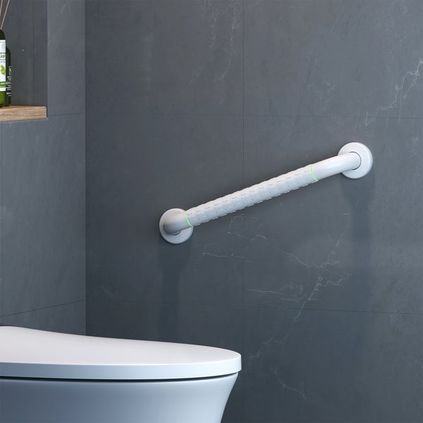 Weißer Wandhaltegriff mit profilierter Grifffläche und leuchtenden Ringen, montiert im Badezimmer an der Wand neben der Toilette.