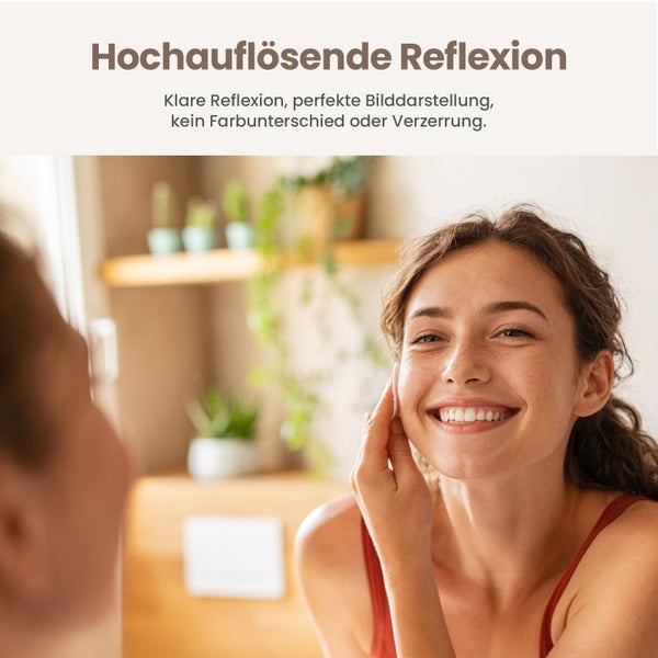 Frau betrachtet sich in einem Spiegel im Badezimmer.