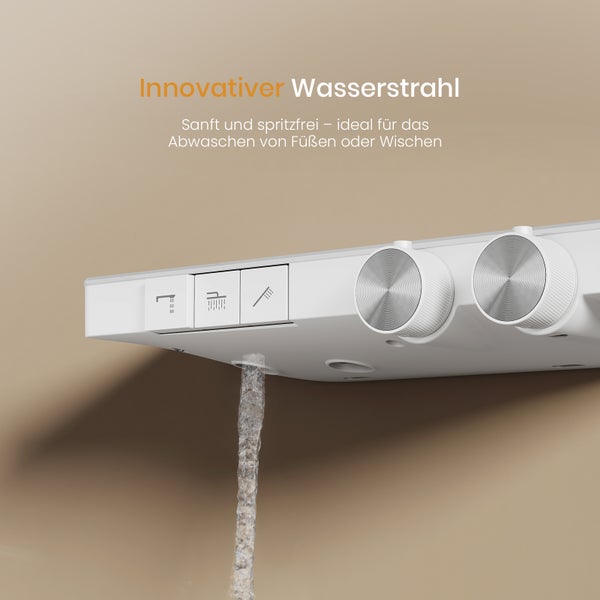 Weiße Duscharmatur mit Symbol-Drucktasten, zwei metallischen Drehreglern und einem gleichmäßigen Wasserstrahl.