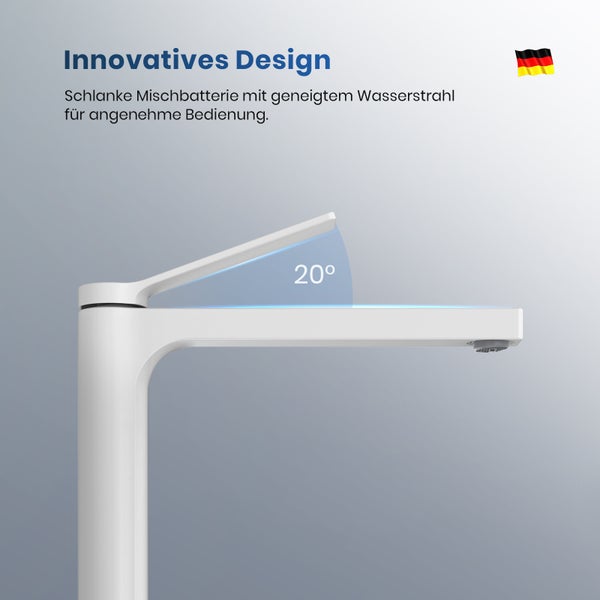 Schlanke Armatur mit geneigtem Wasserstrahl und deutscher Flagge