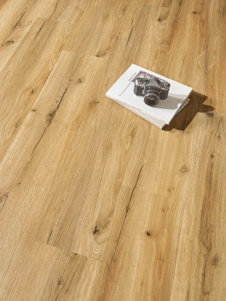 Laminatboden in natürlicher Eichenoptik mit rustikaler Holzmaserung, Ästen und Rissen.