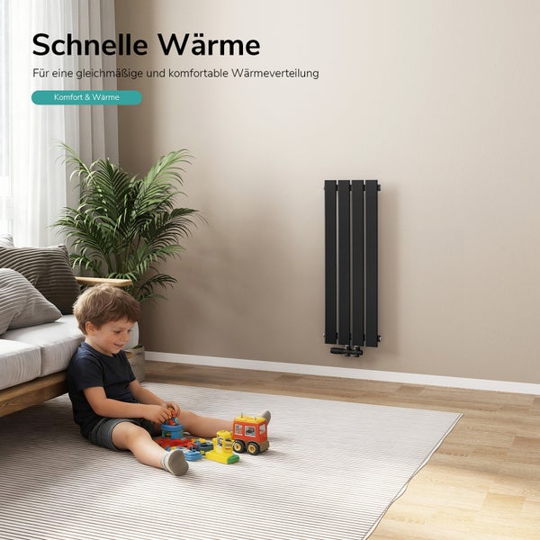 Kind spielt im Wohnzimmer mit einem modernen vertikalen Designheizkörper an der Wand montiert für angenehme Wärme.