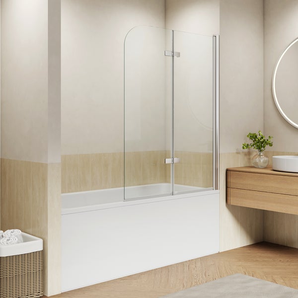 Zweiteiliger Badewannenaufsatz aus Glas mit verchromten Scharnieren auf einer Badewanne in einem hellen Badezimmer mit Holzwaschtisch.