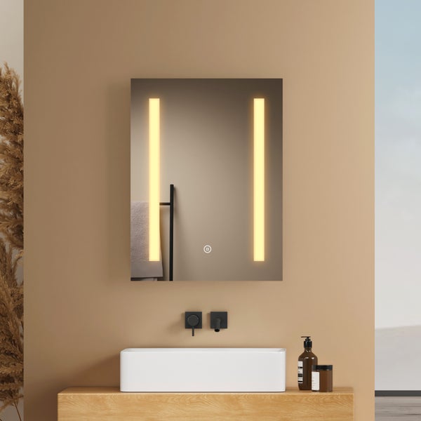 Badezimmer mit rechteckigem Spiegel mit Beleuchtung, Waschbecken, Armaturen und Handtuchhalter