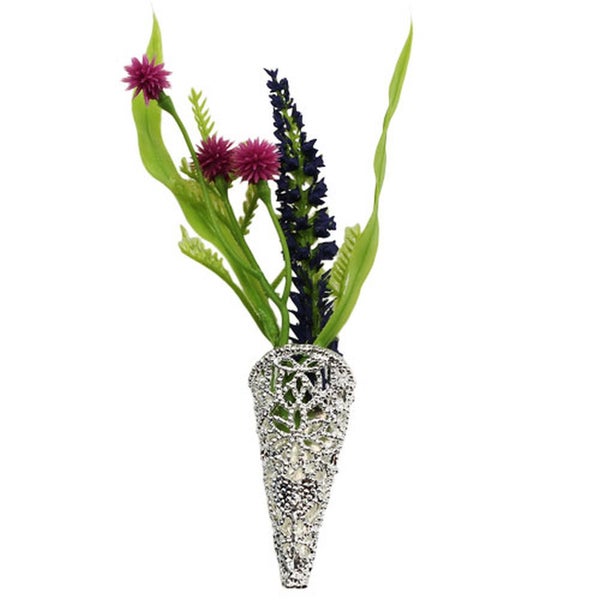 Dekorative künstliche Blumen in einer silberfarbenen Vase