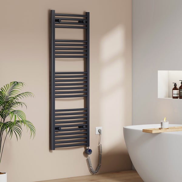 Badezimmer mit elektrischem Handtuchwärmer an der Wand