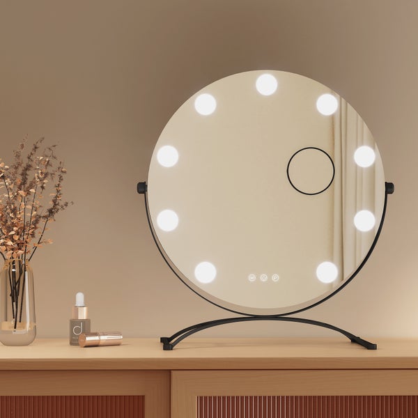 Runder Kosmetikspiegel mit Beleuchtung auf einer Kommode