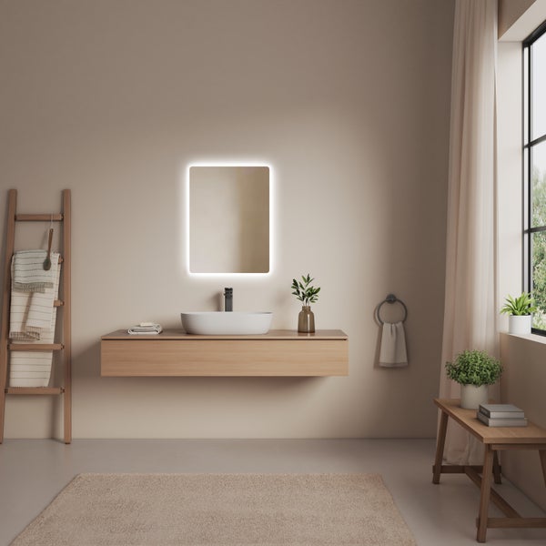 Helles Badezimmer mit Waschtisch, Spiegel mit Beleuchtung, Handtuchhalter und Dekoration