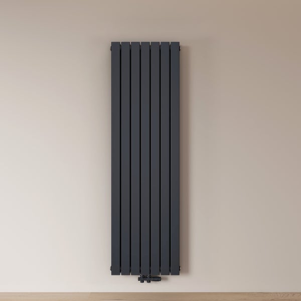 Vertikaler Paneelheizkörper an der Wand montiert