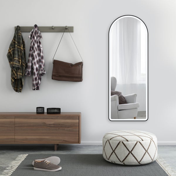 Moderner Eingangsbereich mit einem großen Rundbogenspiegel, einem Sideboard aus Holz, einer Garderobe und einem gepolsterten Hocker auf einem Teppich.