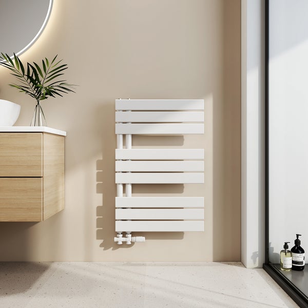 Modernes Badezimmer mit weißem Design-Badheizkörper mit horizontalen Flachrohren an einer Wand neben einem Waschtisch aus Holz und einer Pflanze.