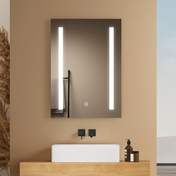 Modernes Badezimmer mit beleuchtetem Spiegel, Waschbecken und Armaturen