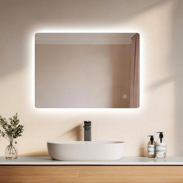 Rechteckiger Badezimmerspiegel mit integrierter LED Beleuchtung und Touch Schalter über einem Waschbecken mit Armatur und Holzwaschtischunterschrank.