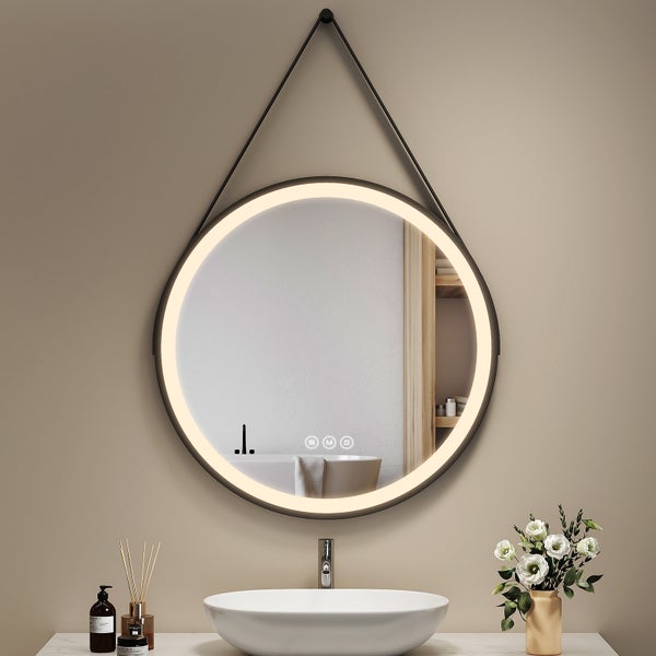 Runder LED Badezimmerspiegel mit Beleuchtung und Riemenaufhängung über einem Waschbecken in modernem Badezimmer.