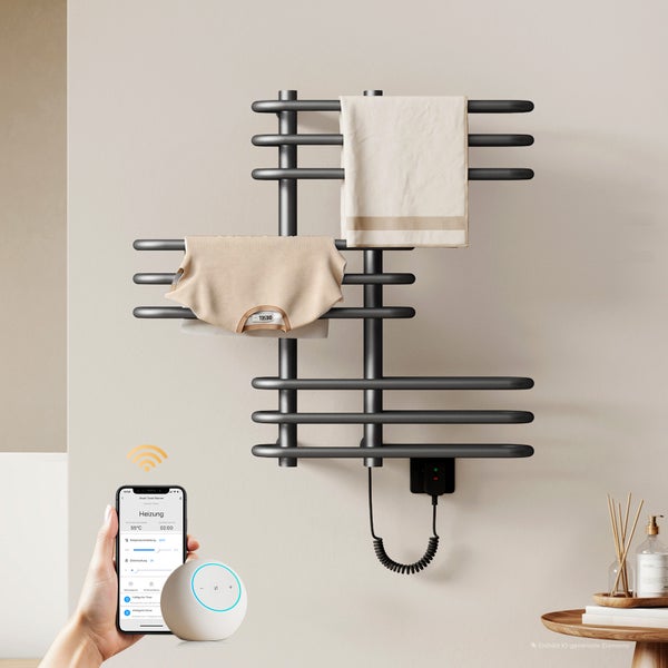 Elektrischer Handtuchheizkörper mit App Steuerung und aufgehängten Handtüchern an einer Wand in einem modernen Badezimmer