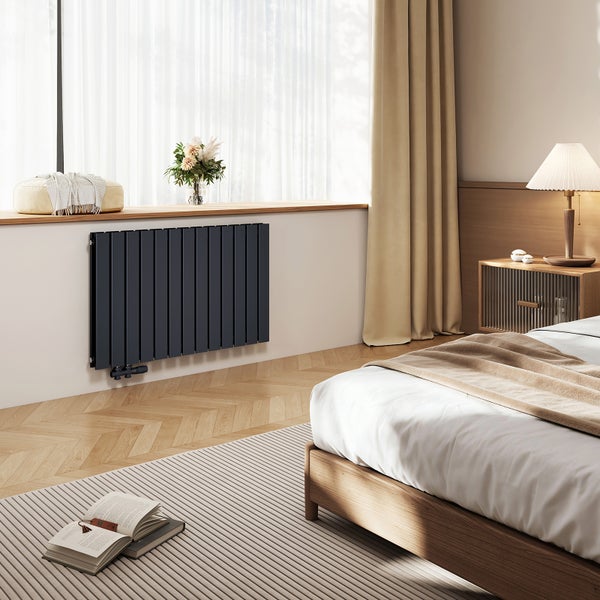 Modernes Schlafzimmer mit einem schwarzen Heizkörper an der Wand