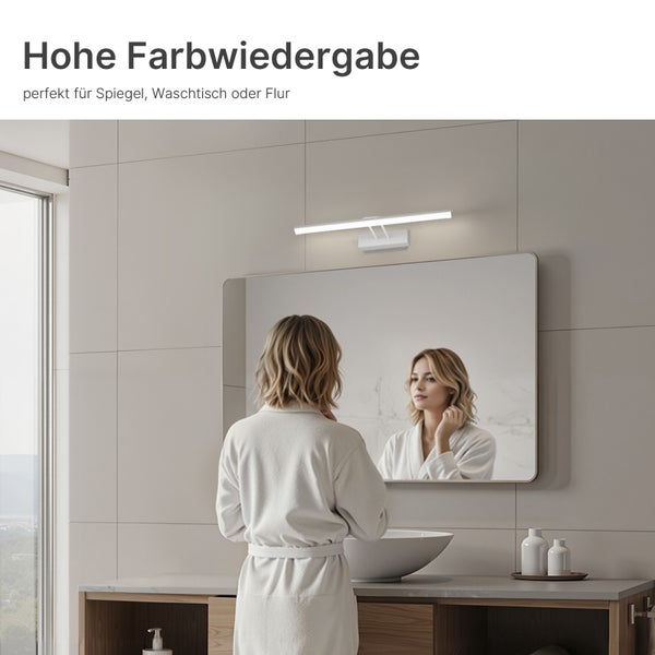 Helles Badezimmer mit Spiegel, Waschbecken und LED Wandleuchte