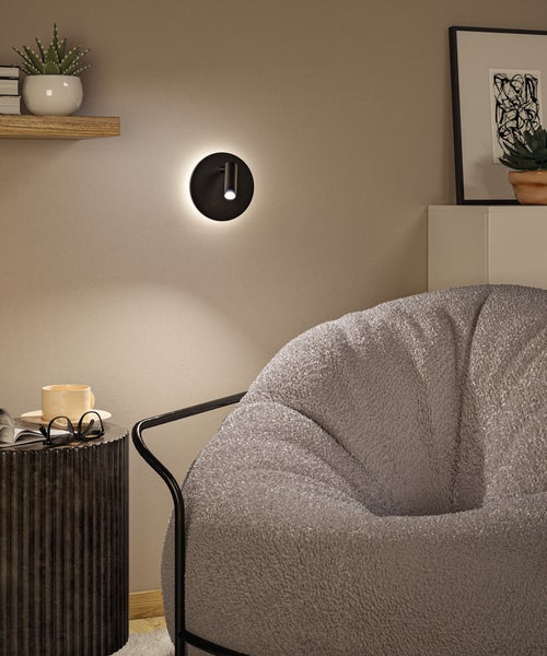 Gemütliche Leseecke mit Sessel, Beistelltisch und Wandleuchte