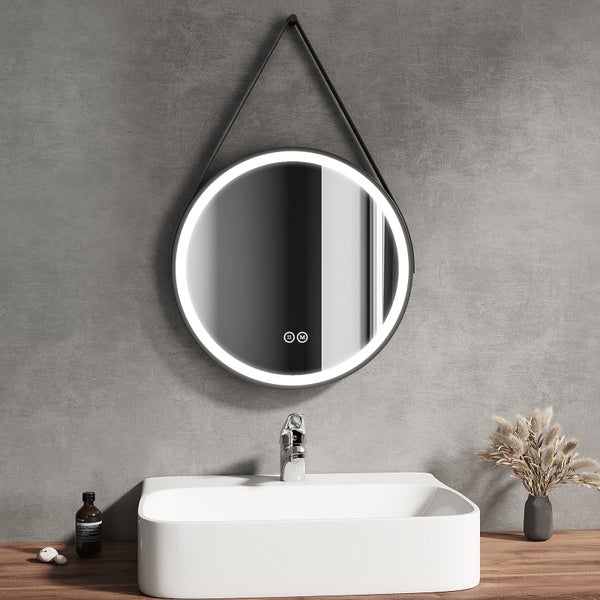 Moderner runder Badezimmerspiegel mit LED-Beleuchtung und schwarzem Riemen über einem weißen Aufsatzwaschbecken mit verchromter Armatur.