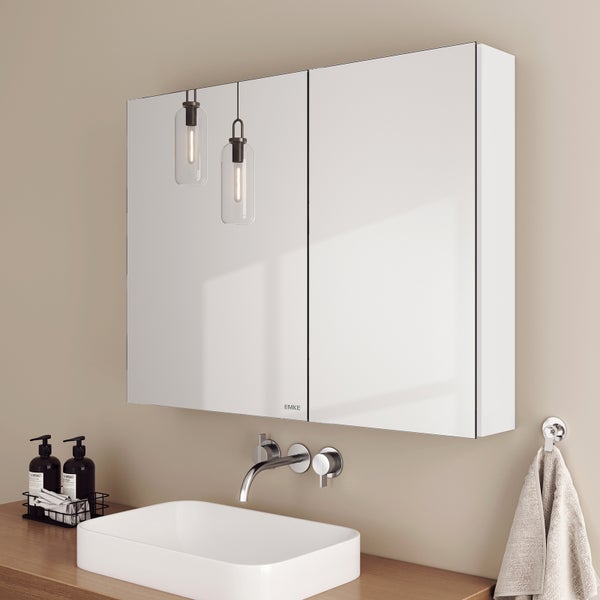 Moderner Spiegelschrank mit zwei Türen über einem Waschbecken in einem Badezimmer.