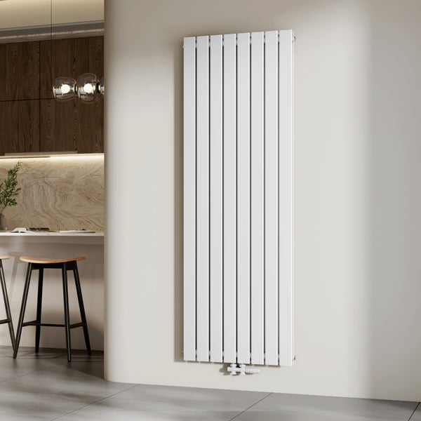 Vertikaler Heizkörper mit Paneeldesign an Wand montiert
